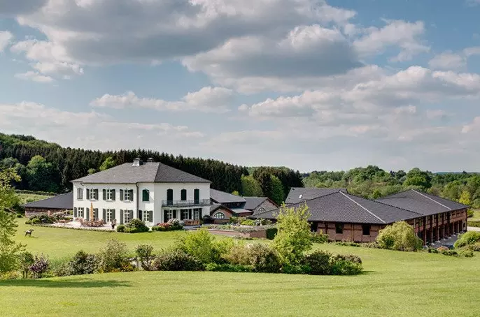 2 privathaus mit stallungen hergenrath 01 686x454 1