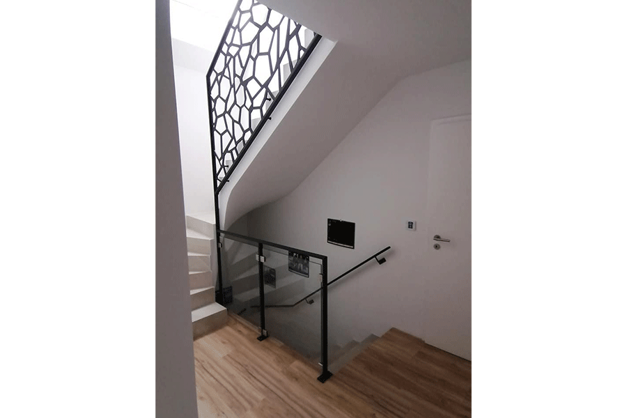 06 Kraft Metallbau Treppengelaendr mit Gewebefuellung und Glas