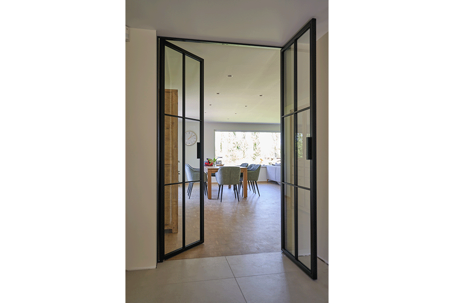 07 Kraft Metallbau Pendeltuer Pulverbeschichtung Klarglas 2